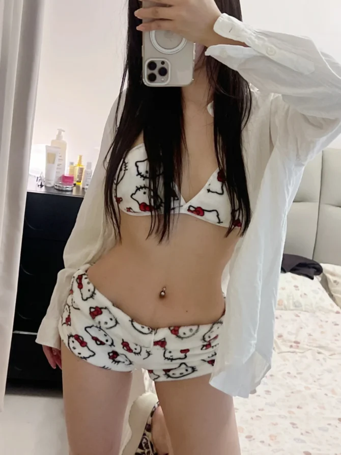Sanrio Hello Kitty Women's Plush Pajama Set